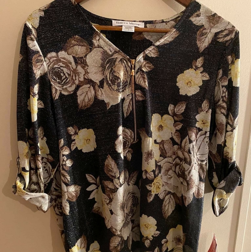 Floral print blouse.